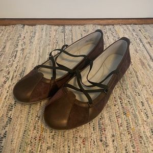 Purple/maroon Clarks Pr!vo flats